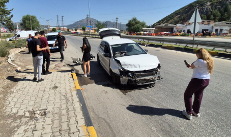 Otomobilin bariyere çarptığı kaza kamerada
