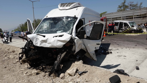 Minibüs ile hafif ticari araç çarpıştı; kayınpeder ile gelin öldü, 4 yaralı