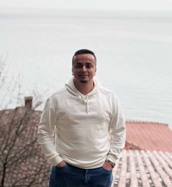 Otomobille çarpışan motosikletli ağır yaralandı