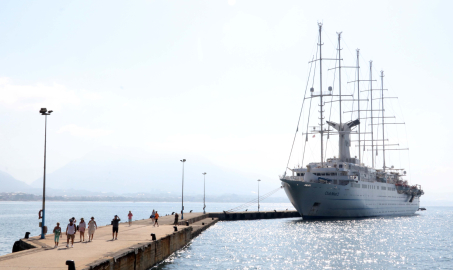 Yelkenli yolcu gemisi Club Med 2, Alanya Limanı'na demirledi
