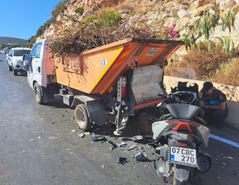 Atık toplama kamyonuna çarpan motosikletin sürücüsü öldü