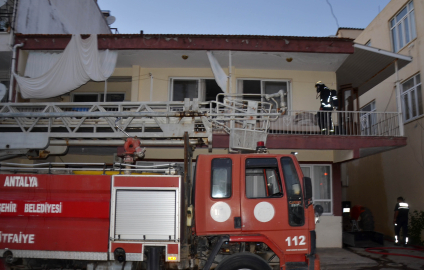 İtfaiye yangını söndürüp, evdeki kuşu kurtardı