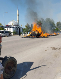 Elyaf yüklü traktör römorku yandı