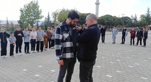Evlenen öğretmenleri için eğlence düzenlediler