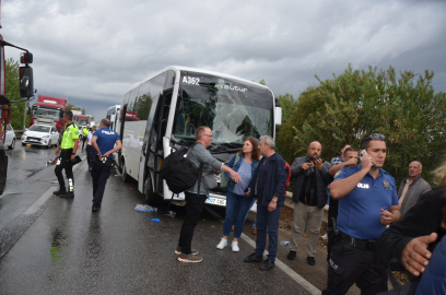 Antalya'da 4 aracın karıştığı zincirleme kazada 2 turist yaralandı