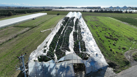 Büyükşehir Belediyesi seraları zarar gören çiftçinin yanında