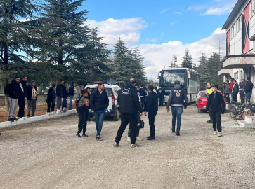 Susuz Belediyespor takım otobüsüne taşlı saldırı