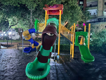 Parktaki kaydırak yandı