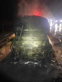 Seyir halindeki otomobil alev alev yandı