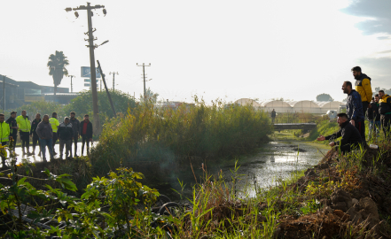Kanala uçan cipte ölen eşinin cenazesinin çıkarılmasını gözyaşlarıyla izledi