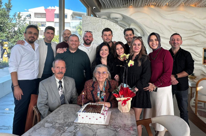 28 yıl sonra buluşup, öğretmenlerine sürpriz yaptılar