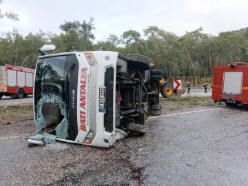 Kemer’de yolcu midibüsü devrildi: 5 yaralı