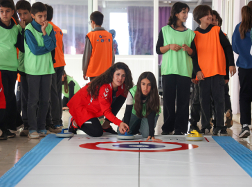 Kız çocukları floor curling ile tanıştı