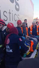 Sürücüleri flamayla uyarırken çarpan TIR'ın altında yaşamını yitirdi