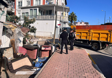 Kepez Belediyesi'nden çöp ev temizliği; 2 kamyon atık toplandı
