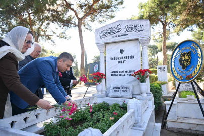 Dr. Burhanettin Onat kabri başında anıldı