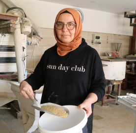 İki çocuk annesi, baba yadigarı 'ekmek teknesi' değirmeni 15 yıldır işletiyor