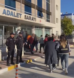 Telefonda kendilerini polis olarak tanıtıp 10 milyon lira dolandıran 7 şüpheli tutuklandı