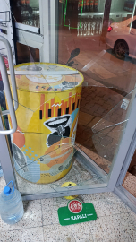 Alkollü kadın marketin camını ve dükkandaki içki şişelerini kırdı