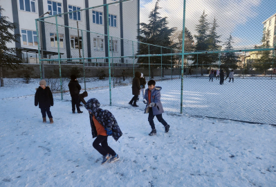 Çay'da kar çocukları sevindirdi