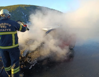Yanan otomobil kullanılamaz hale geldi