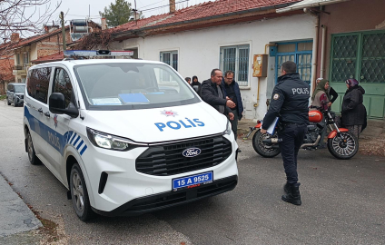 Eşinin telefonla ulaşamadığı kadın evde ölü bulundu