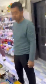 Kırtasiyede genç kızın fotoğrafını çeken şüpheliye tepki