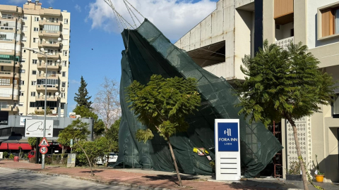 Şiddetli rüzgar inşaat iskelesini uçuracaktı