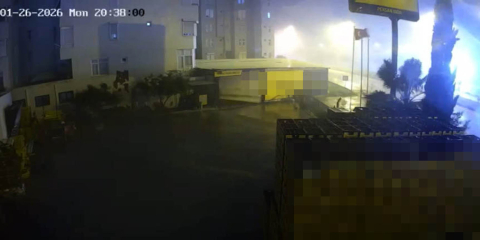 Antalya'da peş peşe hortumlar; seralar yıkıldı, çatılar uçtu (2)