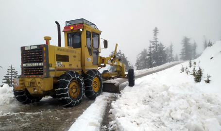 Taşatan yolunda mahsur kalan araçlar kurtarıldı