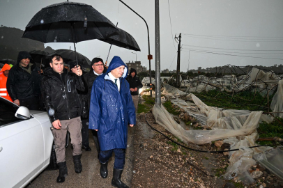 Vali Şahin, Demre ve Kumluca’da zarar gören alanları yerinde inceledi
