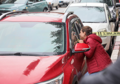 Eşinin ölü bulunduğu aracın camına vurup, 'Ne olur kalk aşkım' diyerek gözyaşı döktü