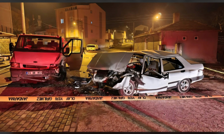 Kamyonet ile otomobil çarpıştı: 3 yaralı