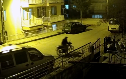 Motosiklet hırsızlığı kamerada