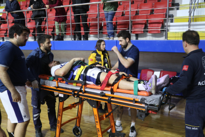 Rakibiyle çarpışan hentbolcu hastaneye götürüldü