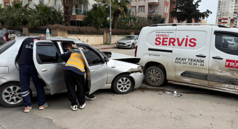 Sürücü, eşi ve kızı kazada yaralandı