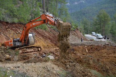 Büyükşehir Alanya'da yolları açık tutmak için çalışıyor