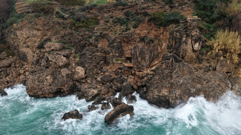 Koruma altındaki falezlerde 'kaçak baraka' işgali