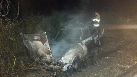 Park halindeki otomobil yandı