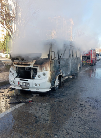 Minibüs yangında kullanılamaz hale geldi