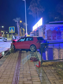 Alanya'da 2 otomobil çarpıştı: 3 yaralı