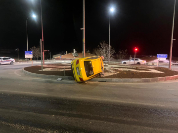 Takla atan taksi direğe çarptı