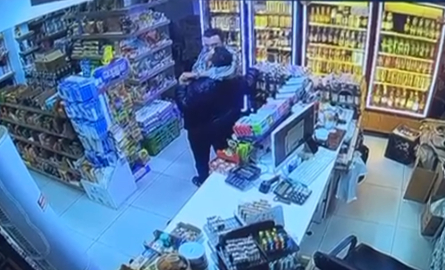 Alkollü iş yeri sahibinin tartıştığı müşteriyi öldürdüğü anlar kamerada