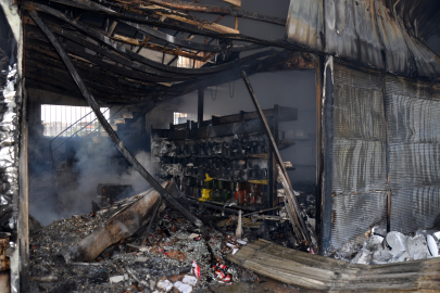 İnşaat malzemesi deposu yandı