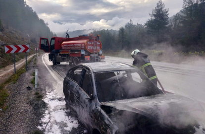 Seyir halindeki otomobil yandı