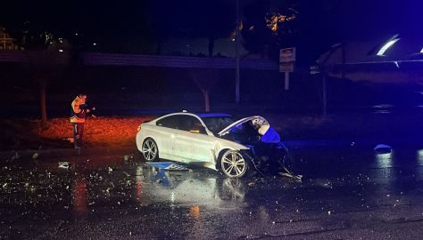 Otomobiliyle direğe çarpan sürücü yaralandı