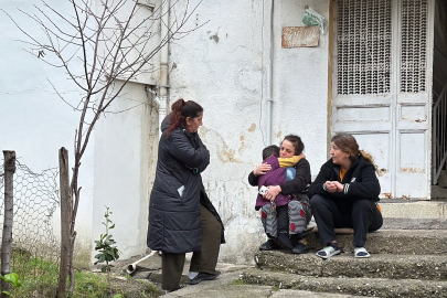 Evde tek başına olan çocuk çakmakla oynarken evi yaktı; 2 kişi dumandan etkilendi