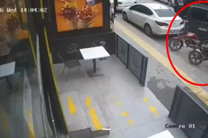 Sürücüsünün fren yerine gaza bastığı hafif ticari araç, 4 araca çarptı