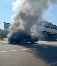 Seyir halindeki kamyonet yandı