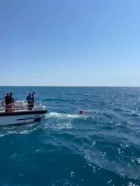 Devrilen sup boarda tutunarak 3 saat bekledi, yardımına deniz polisi yetişti